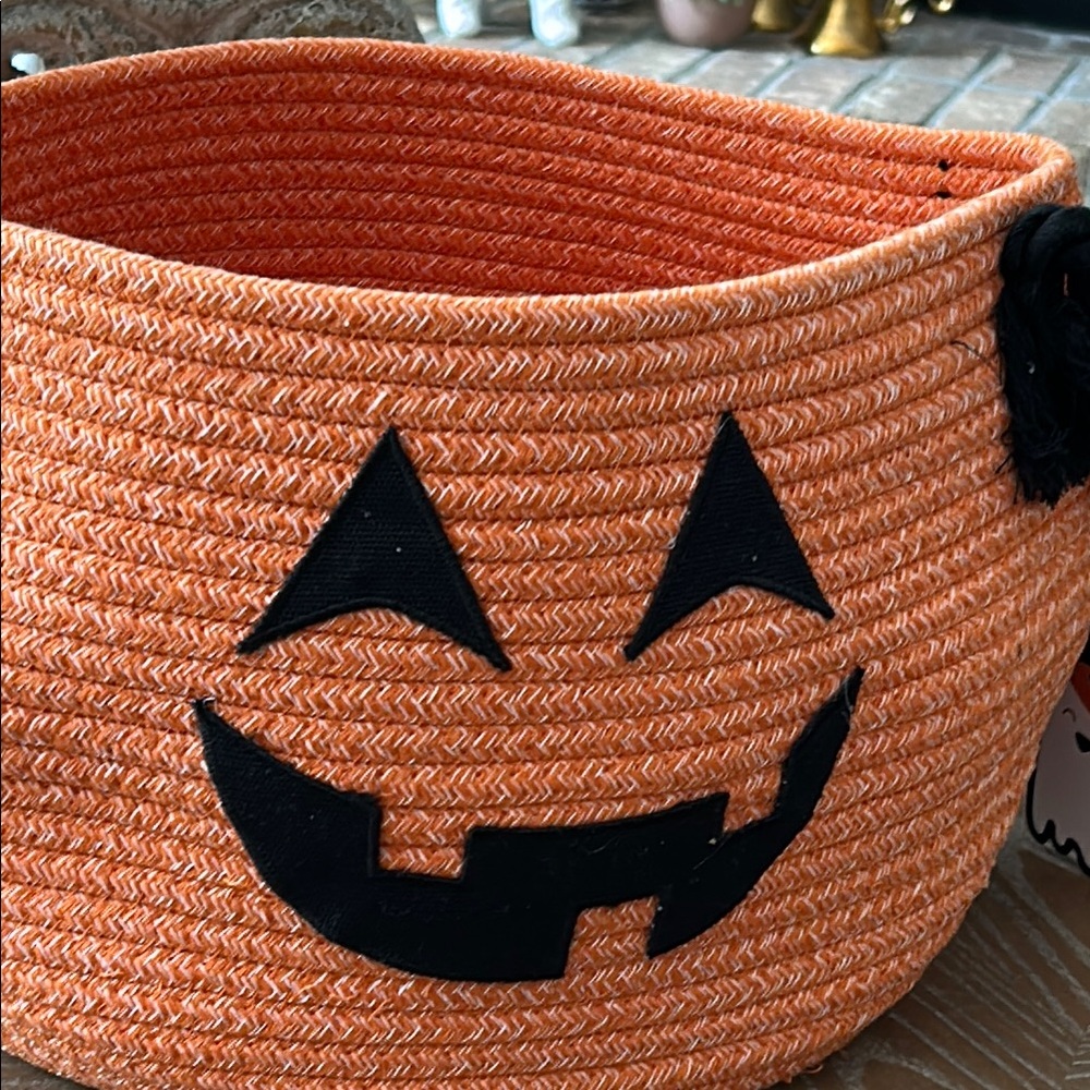 NEW! Classic Halloween Woven Pumpkin Jack-O-Lantern Basket with handles - Picture 2 of 9